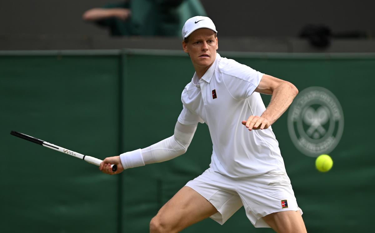 Sinner (em uma foto) brinca com um movimento pesado do cotovelo direito durante o quarto de vitória sobre Ben Shelton nos Estados Unidos.