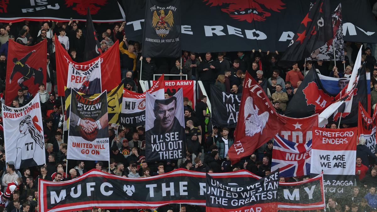 ‘Orgulhosamente colonizado por imigrantes’: torcedores do Manchester United atacam Ratcliffe com faixa