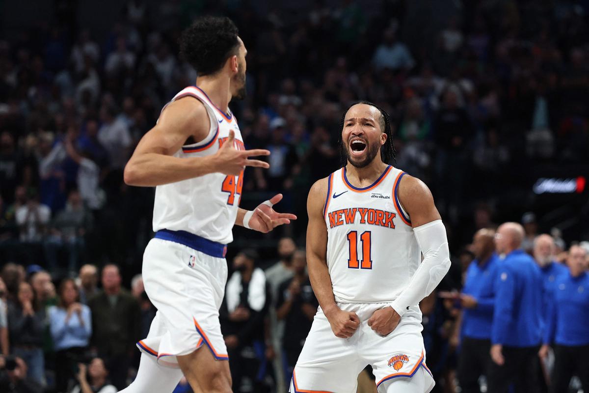 Jalen Brunson reage a um chute de três pontos de Landry Shamet que venceu a partida do New York Knicks contra o Dallas Mavericks na quarta-feira.