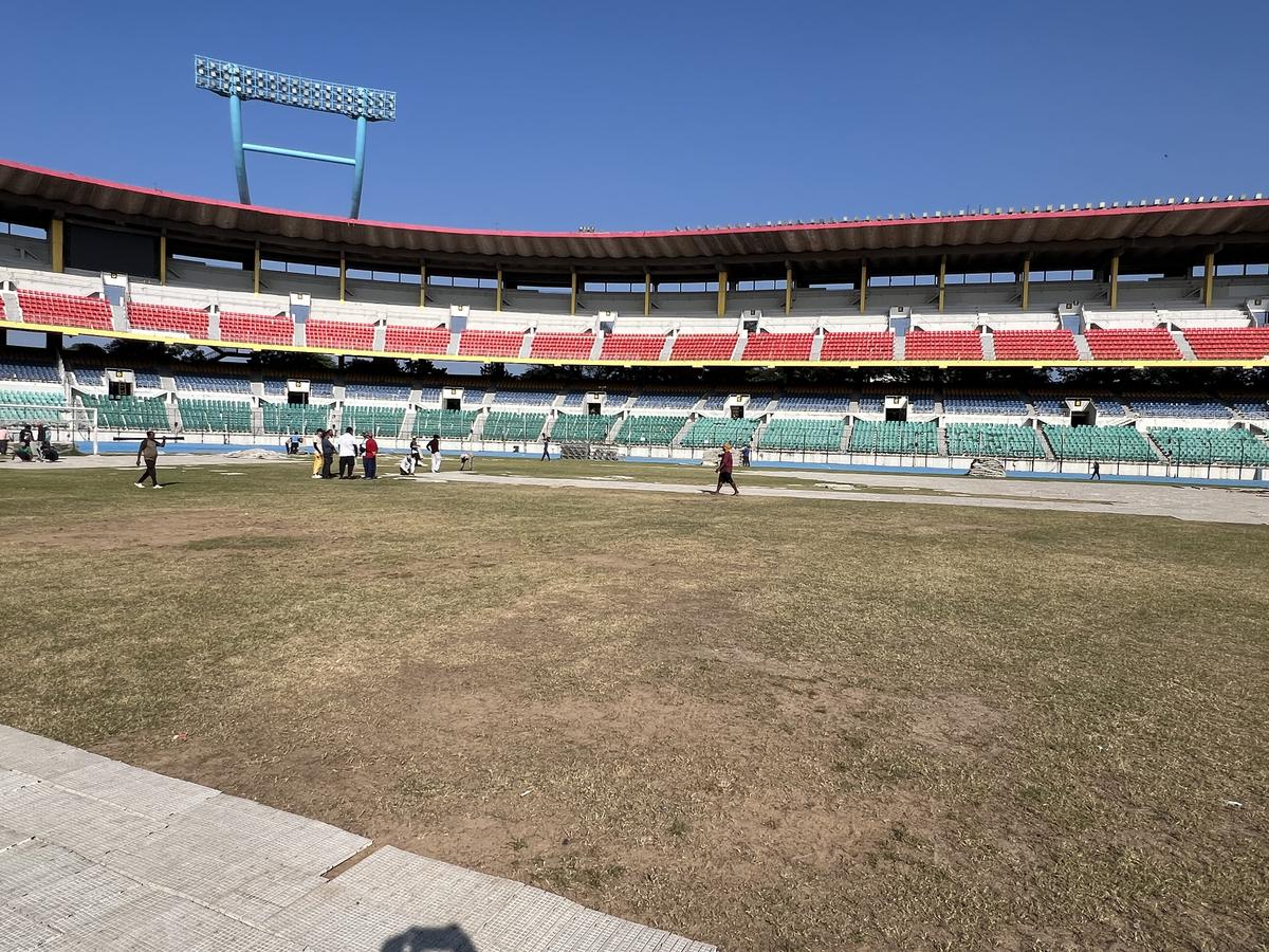 Pri bližšom pohľade na trávnik zistíme, že povrch momentálne nie je vhodný na vrcholový futbal, pretože niekoľko kúskov trávy je zrovnaných so zemou.