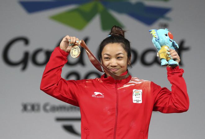 India’s Mirabai Chanu with her gold medal at the women’s 48kg Weightlifting final during the 2018 Commonwealth Games.