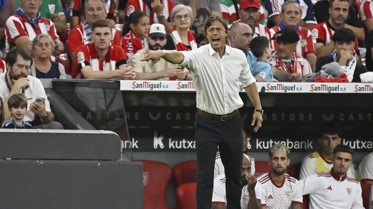 La Liga 2025-26: Almeida, técnico do Sevilla, suspenso por sete partidas após confrontar árbitros para apelar da suspensão