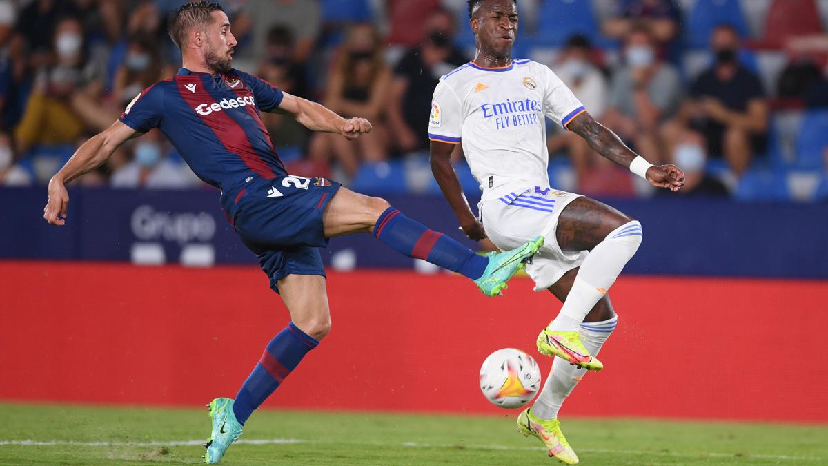 Madrid fans embrace Vinícius Júnior after not getting Mbappé