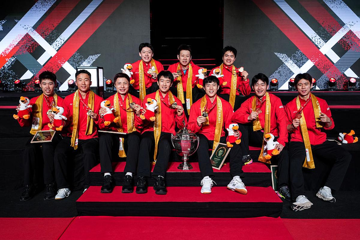 A campeã da Thomas Cup, China, posa para uma foto de grupo no pódio depois de derrotar a França na final.