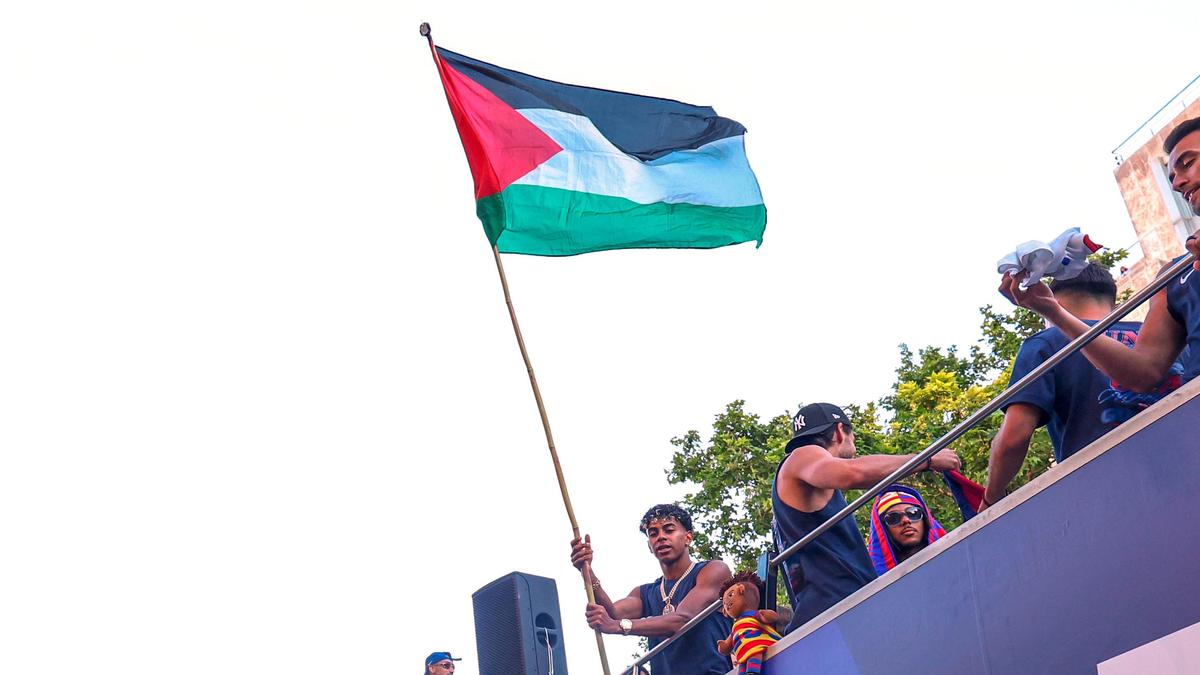 La star de Barcelone Lamine Yamal brandit le drapeau palestinien lors de la parade du titre