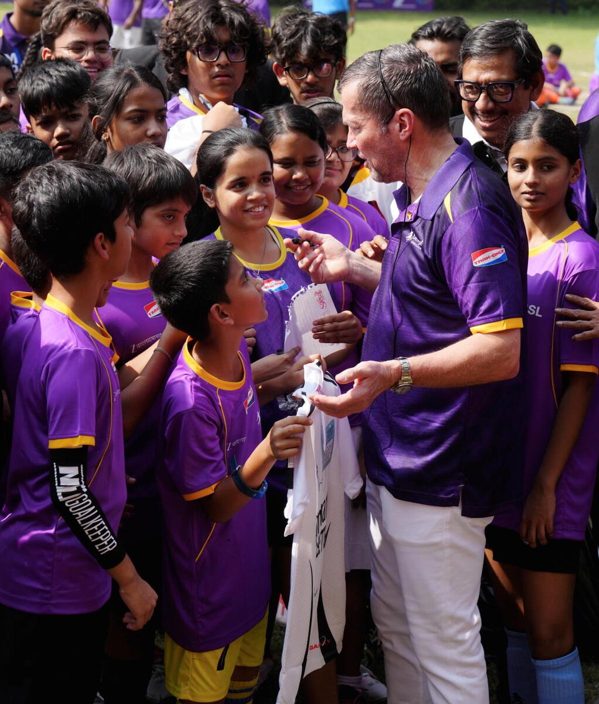 O ex-jogador de futebol alemão e embaixador da Superliga de Bengala, Lothar Matthaus, interage com alunos da South City International School, em Calcutá. O ex-jogador de futebol alemão e embaixador da Superliga de Bengala, Lothar Matthaus, interage com alunos da South City International School, em Calcutá.