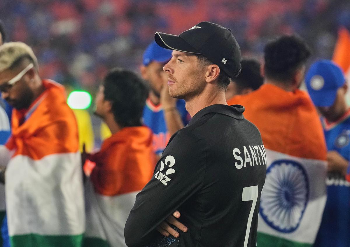 A Nova Zelândia, liderada por Mitchell Santner (na foto), nunca esteve na perseguição, pois seus principais rebatedores buscavam a glória e uma taxa exigida elevada, apenas para encontrar defensores em espera. 