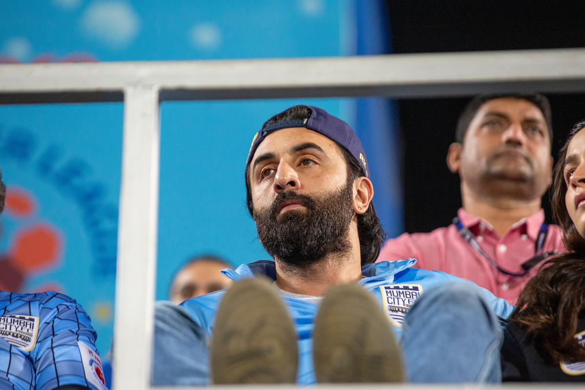 In Pictures Ranbir Kapoor Alia Bhatt Enjoy Sunday Football At Mumbai City Fc Vs Kerala 6419