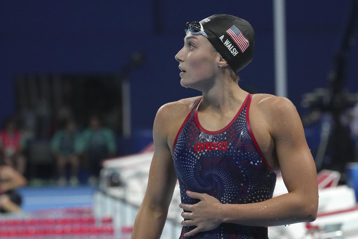 Paris 2024 Olympics: USA’s Alex Walsh walks off the pool after the women’s 200-meter individual medley final in Nanterre on Saturday.