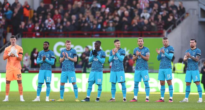 Tottenham Hotspur players during a minutes applause in memory of former player George Cohen before the match.