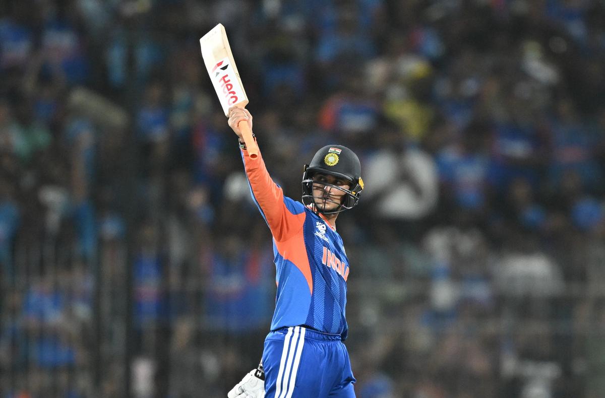 Contra Zimbabwe, la cabeza de Abhishek Sharma se mantuvo en gran medida por encima del balón y pareció optar por confiar en su sincronización.