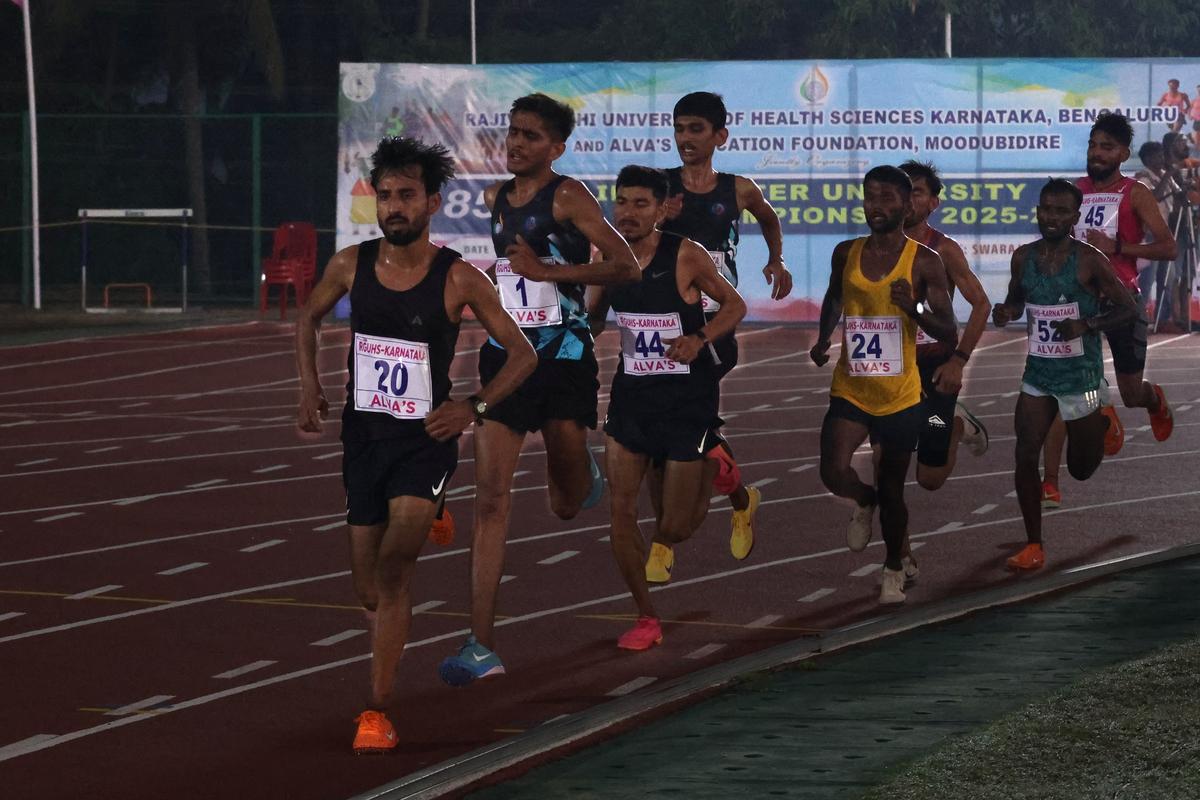 Gaurav (peito nº 20) durante os 10.000 m masculinos no 85º campeonato interuniversitário de atletismo da Índia em Moodubidre, na segunda-feira. 
