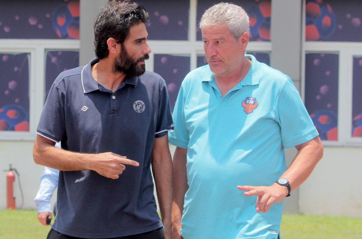 Vedúci trénera FC Goa Manolo Marquez (vpravo) a šéf trénera Jamy FC Khalid Jamil sú vidieť v predvečer finále Super Cupu.