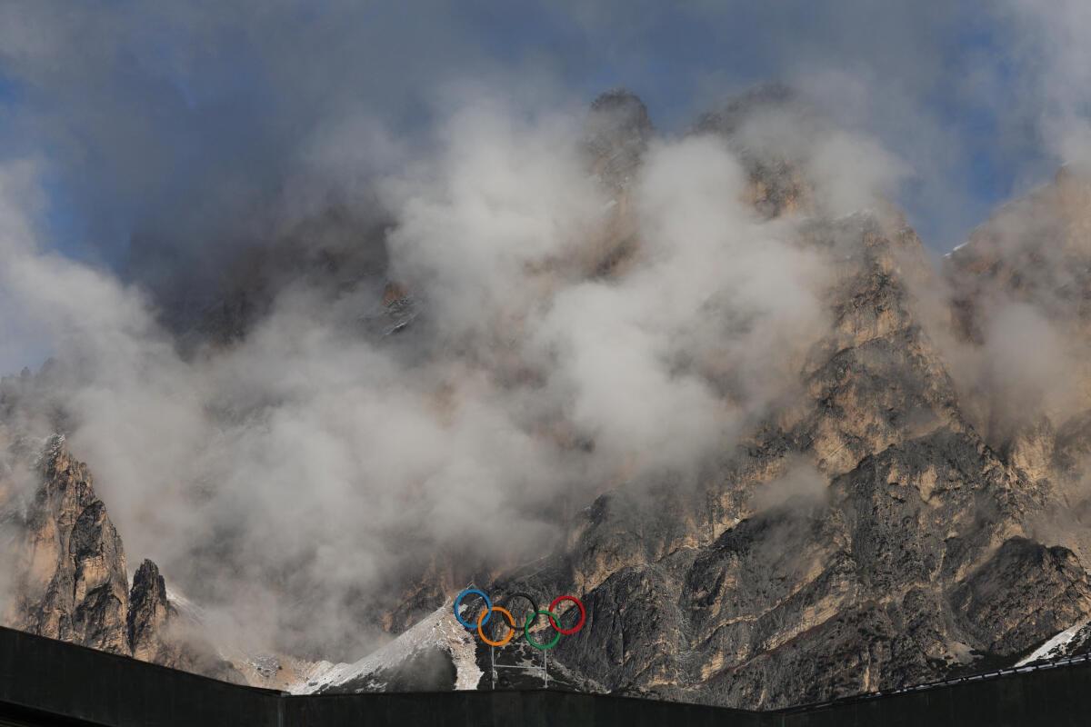 Uma vista dos anéis olímpicos no topo do Stadio Olimpico del Ghiaccio antes dos Jogos Olímpicos de Inverno de Milano Cortina 2026 Uma vista dos anéis olímpicos no topo do Stadio Olimpico del Ghiaccio antes dos Jogos Olímpicos de Inverno de Milano Cortina 2026