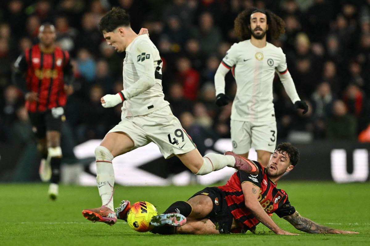 Argentínsky obranca #05 Marcos Senesi z Bournemouthu sa popasuje s argentínskym stredopoliarom Chelsea #19 Alejandrom Garnachom počas zápasu anglickej futbalovej Premier League. 