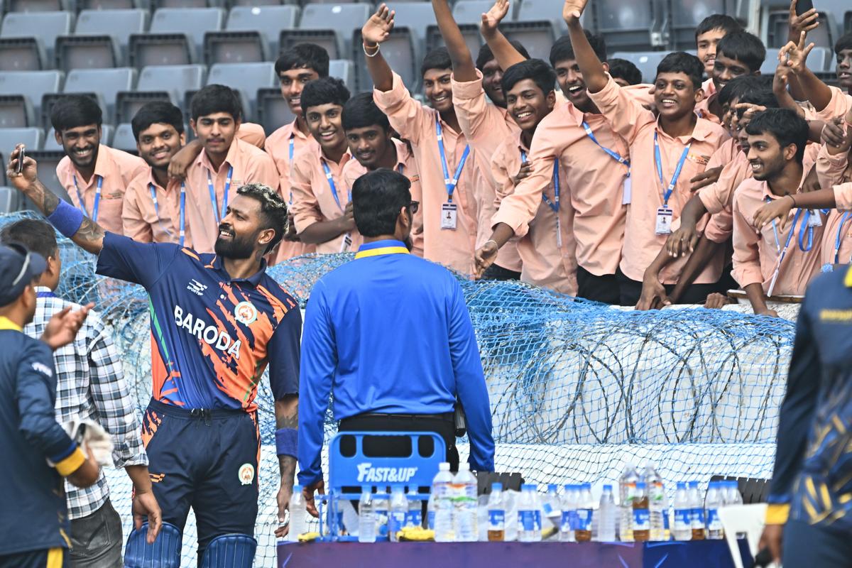 Hardik Pandya se toma una selfie con los estudiantes después de la victoria de Baroda en siete terrenos sobre Punjab.