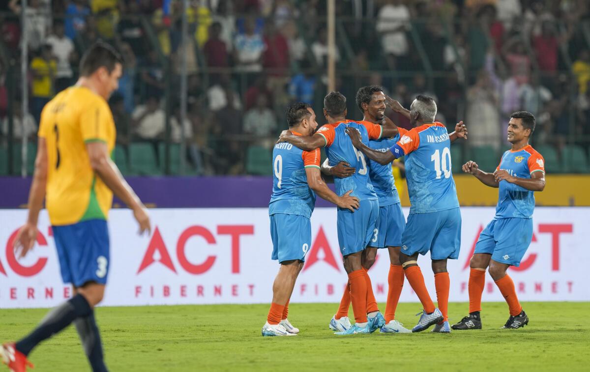 Hráči Indie All-Stars oslavujú po cieli Bibiana počas výstavného zápasu proti brazílskym legendám na štadióne Jawaharlal Nehru v Chennai. Hráči Indie All-Stars oslavujú po cieli Bibiana počas výstavného zápasu proti brazílskym legendám na štadióne Jawaharlal Nehru v Chennai.