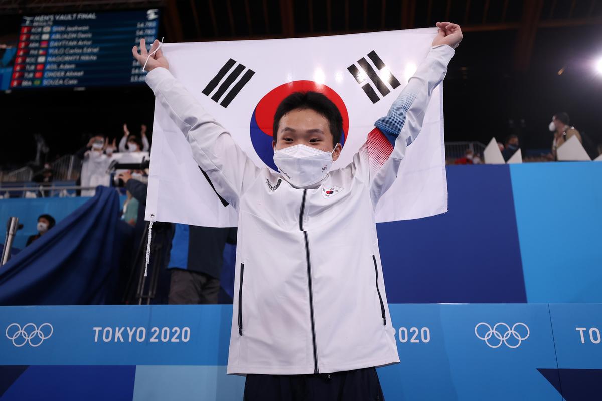 Shin Jae-hwan and Denis Ablyazin finished with the same final scores in the vault event at the Tokyo Olympics, but the former took gold based on a higher individual score.