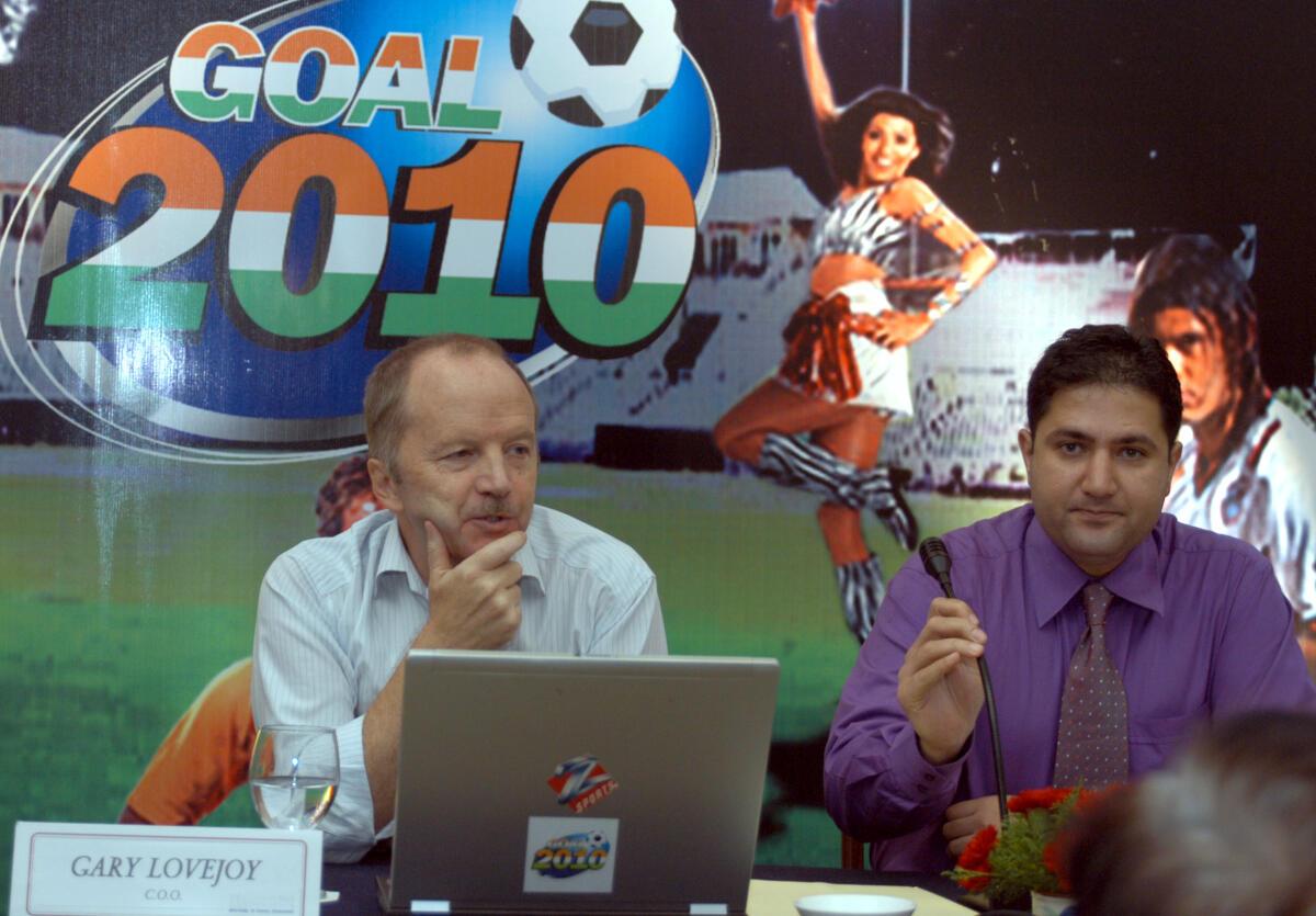 Účel 2010: Gary Loveny (vľavo), vedúci operačný úradník (COO), Zee Sports a Gaurav Seth, viceprezident (marketing), na tlačovej konferencii, aby začal schému cieľov v roku 2010, v Hyderabad 6. júla 2006.  Účel 2010: Gary Loveny (vľavo), vedúci operačný úradník (COO), Zee Sports a Gaurav Seth, viceprezident (marketing), na tlačovej konferencii, aby začal schému cieľov v roku 2010, v Hyderabad 6. júla 2006.