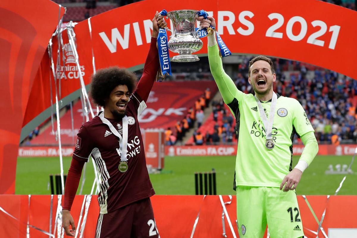 Hamza Choudhury (L) a Danny Ward z Leicester City zdvíhajú FA Cup vo Wembley 15. mája 2021.