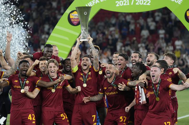 Roma players celebrate after winning the Europa Conference League in 2022. 