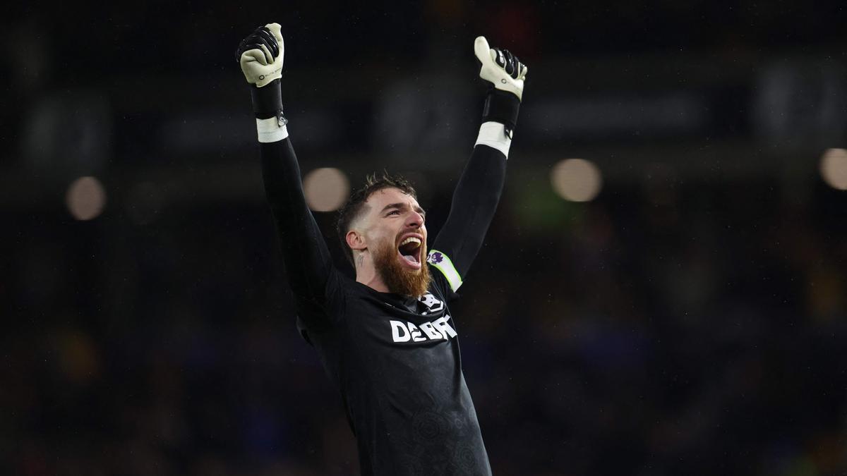 Premier League: Lobos surpreendem Aston Villa tarde para evitar o rebaixamento