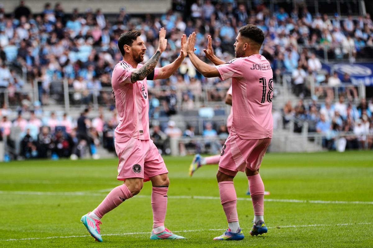 Inter Miami Striker Lionel Messi, odišiel, oslavuje s obrancom Jordi Alba po strelení gólu v druhej polovici futbalového zápasu MLS proti Minnesote United v sobotu 10. mája 2025 v St. Paul, Minn. 