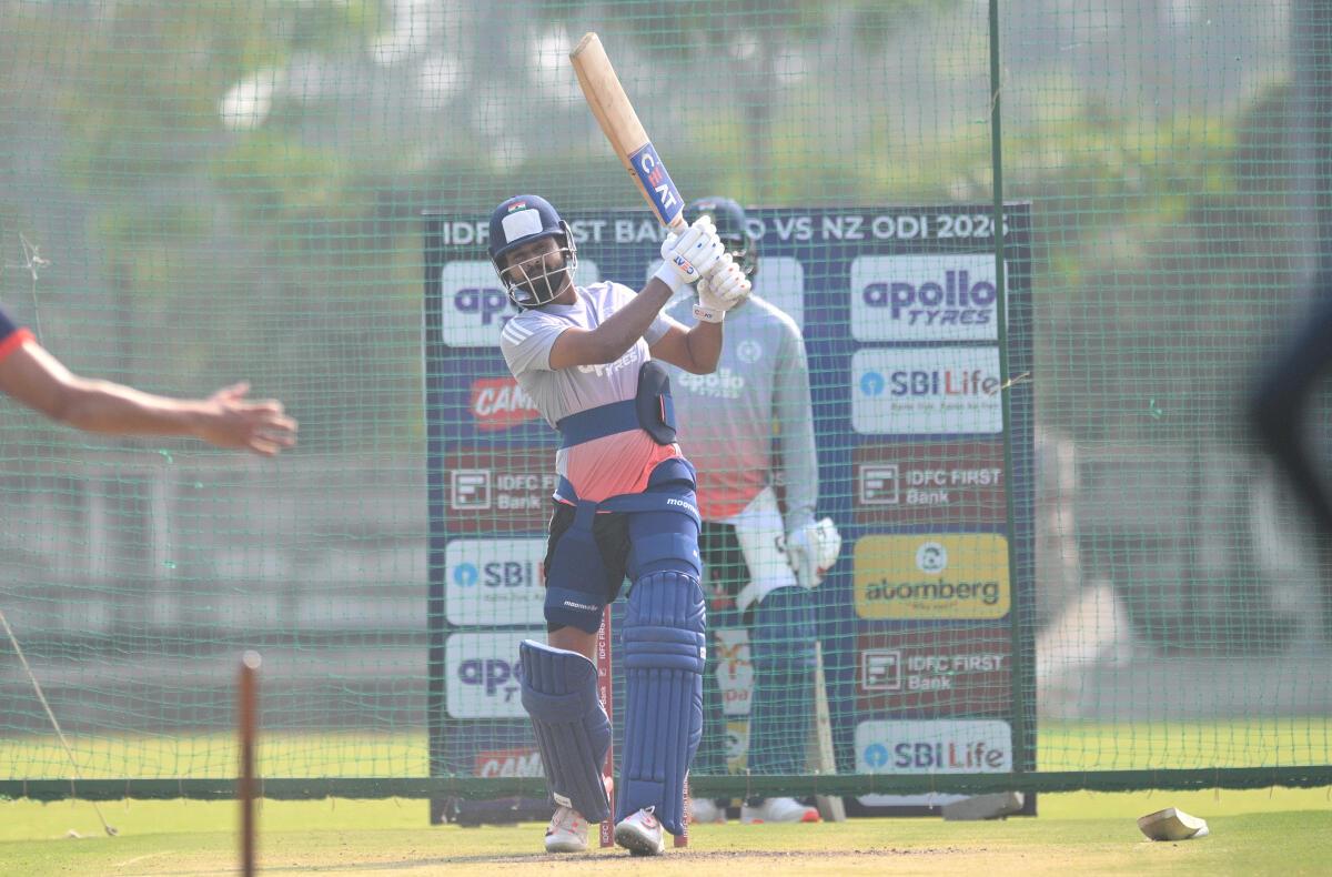 Shreyas Iyer da Índia durante uma sessão de treinos antes do primeiro ODI contra a Nova Zelândia.