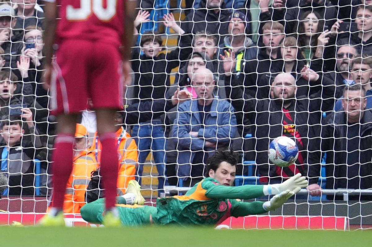 Brankár Manchestru City James Trafford zneškodnil pokutový kop od Mohameda Salaha a udržal si čisté konto.