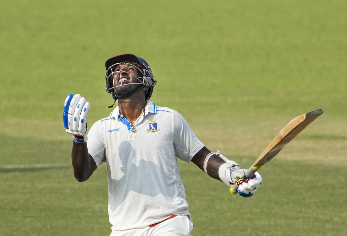 El plan de Dios: Sumanta Gupta mira hacia el cielo mientras celebra su medio siglo contra Uttarakhand.