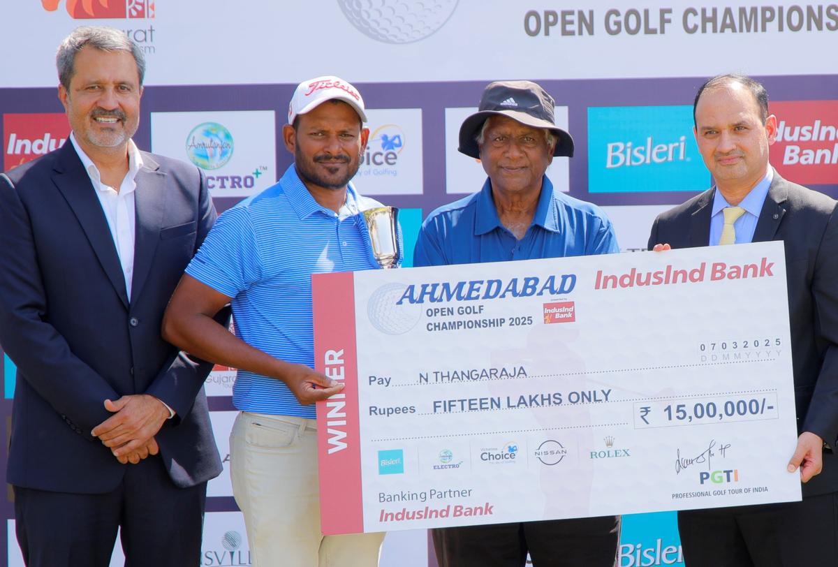 Champion N Thangaraja with the winner’s cheque at the Ahmedabad Open golf championship on Friday. 