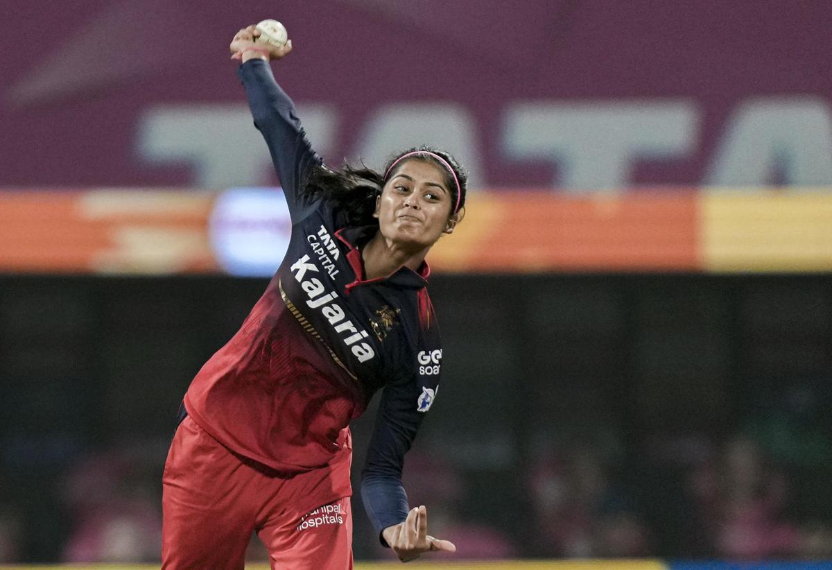 Perseguindo um total alto, Sophie Devine e a capitã Beth Mooney proporcionaram aos Giants um começo estável, antes que o lance de cinco postigos de Shreyanka Patil (cinco para 23) mudasse as coisas para o campeão de 2024.