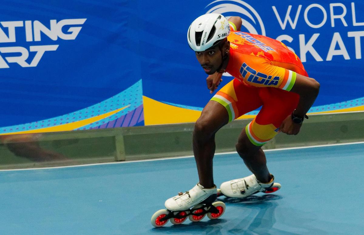 Arquivo: Anandkumar Velkumar treina no estádio Indoor Jawaharlal Nehru em Chennai, sob um treinador pessoal e um treinador estrangeiro. Arquivo: Anandkumar Velkumar treina no estádio Indoor Jawaharlal Nehru em Chennai, sob um treinador pessoal e um treinador estrangeiro.