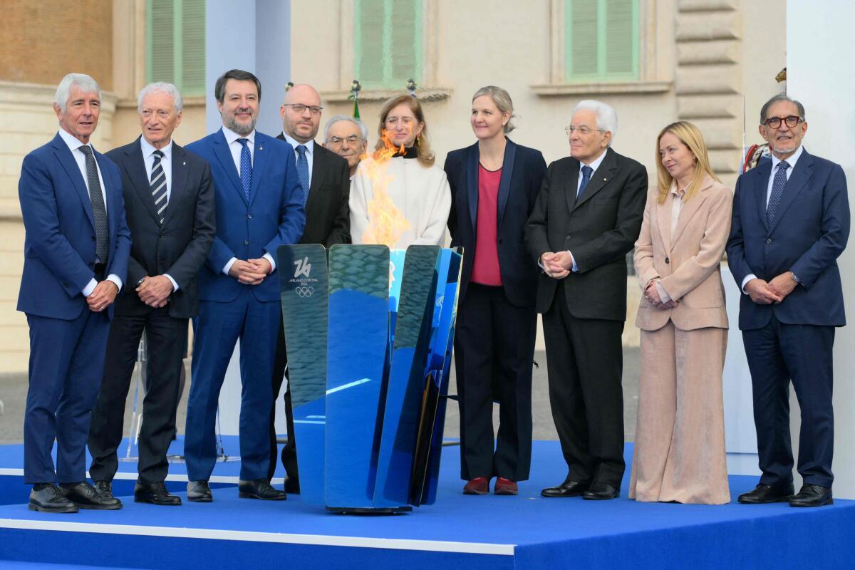 O ministro do esporte da Itália, Andrea Abodi, o presidente do Comitê Olímpico da Itália (CONI), Luciano Buonfiglio, o ministro da Infraestrutura e vice-primeiro-ministro da Itália, Matteo Salvini, Laura Mattarella, a presidente do COI, Kirsty Coventry, o presidente da Itália, Sergio Mattarella, o primeiro-ministro da Itália, Giorgia Meloni, e o presidente do Senado italiano, Ignazio La Russa posam durante a cerimônia de inauguração do revezamento da tocha olímpica para os Jogos Olímpicos de Inverno Milão-Cortina 2026 no Palácio Presidencial Quirinale, em Roma. O ministro do esporte da Itália, Andrea Abodi, o presidente do Comitê Olímpico da Itália (CONI), Luciano Buonfiglio, o ministro da Infraestrutura e vice-primeiro-ministro da Itália, Matteo Salvini, Laura Mattarella, a presidente do COI, Kirsty Coventry, o presidente da Itália, Sergio Mattarella, o primeiro-ministro da Itália, Giorgia Meloni, e o presidente do Senado italiano, Ignazio La Russa posam durante a cerimônia de inauguração do revezamento da tocha olímpica para os Jogos Olímpicos de Inverno Milão-Cortina 2026 no Palácio Presidencial Quirinale, em Roma.