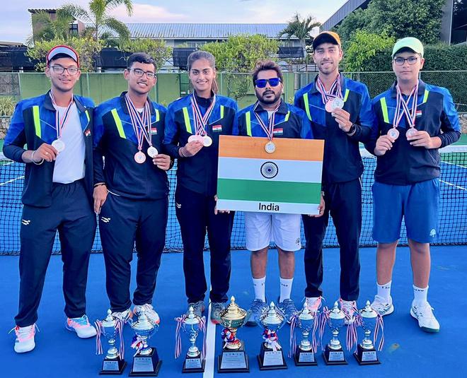 Tarun Kapoor, Yashwant Yadav, Khushi Sachdeva, Muhammad Akhtar, Abhimanyu Khokhar, Hriday Rawal de Mastermind Academy ont remporté 12 médailles à eux deux au championnat international de tennis doux à Pattaya.  