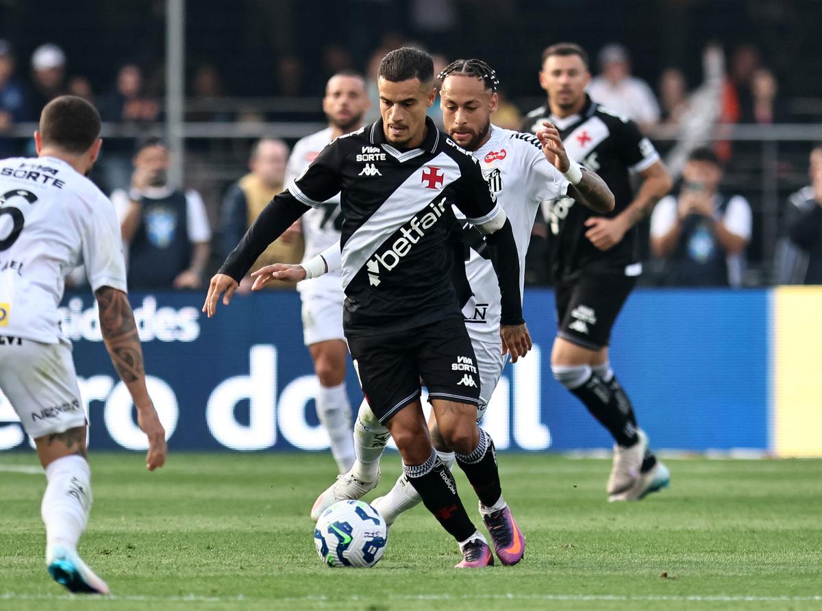 Vasco da Gama’s Philippe Coutinho in action with Santos’ Neymar. 