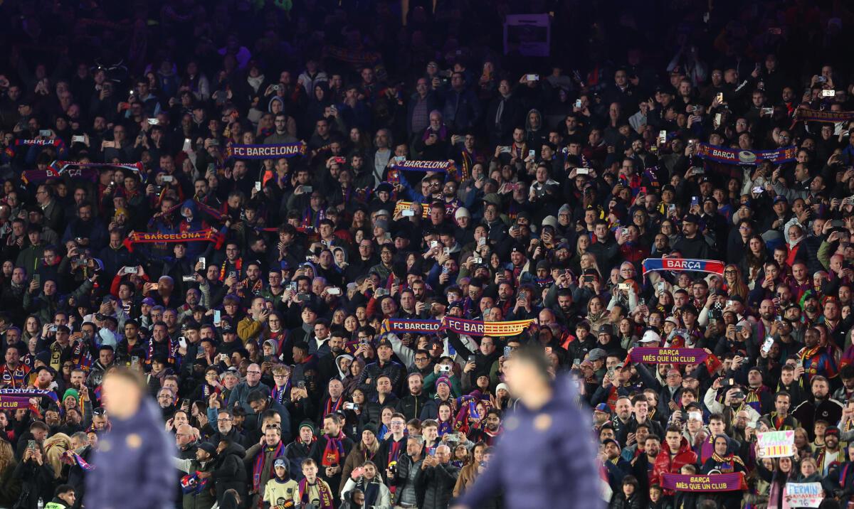 Napriek premršteným cenám bol zápas prakticky vypredaný. Barca dúfa, že bude môcť otvoriť viac miest do roku 2026 a v budúcej sezóne bude mať plnú kapacitu 105 000 miest.