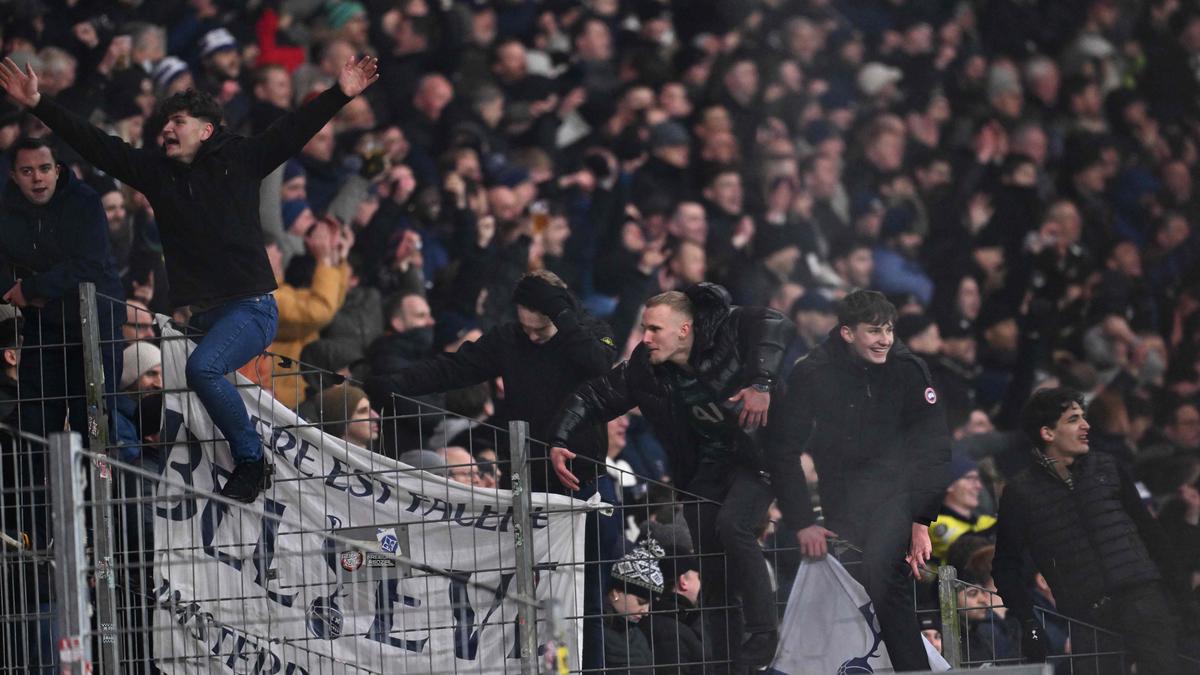 Tottenham Hotspur bane três torcedores por saudação nazista em jogo da Liga dos Campeões na Alemanha
