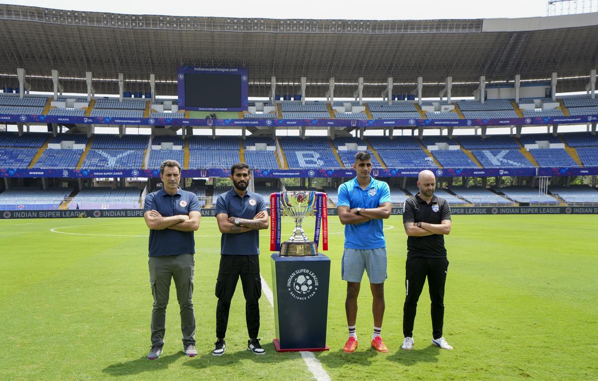 LR: Tréner Mohun Bagan Super Giants Jose Molina s kapitánom Subhasish Bose, Bengaluru FC kapitán Gurpreet Singh Sandhu a tréner Gerard Zaragoza Póza s trofejou Indian Super League (ISL) 2024-25 Trophy vo finále.