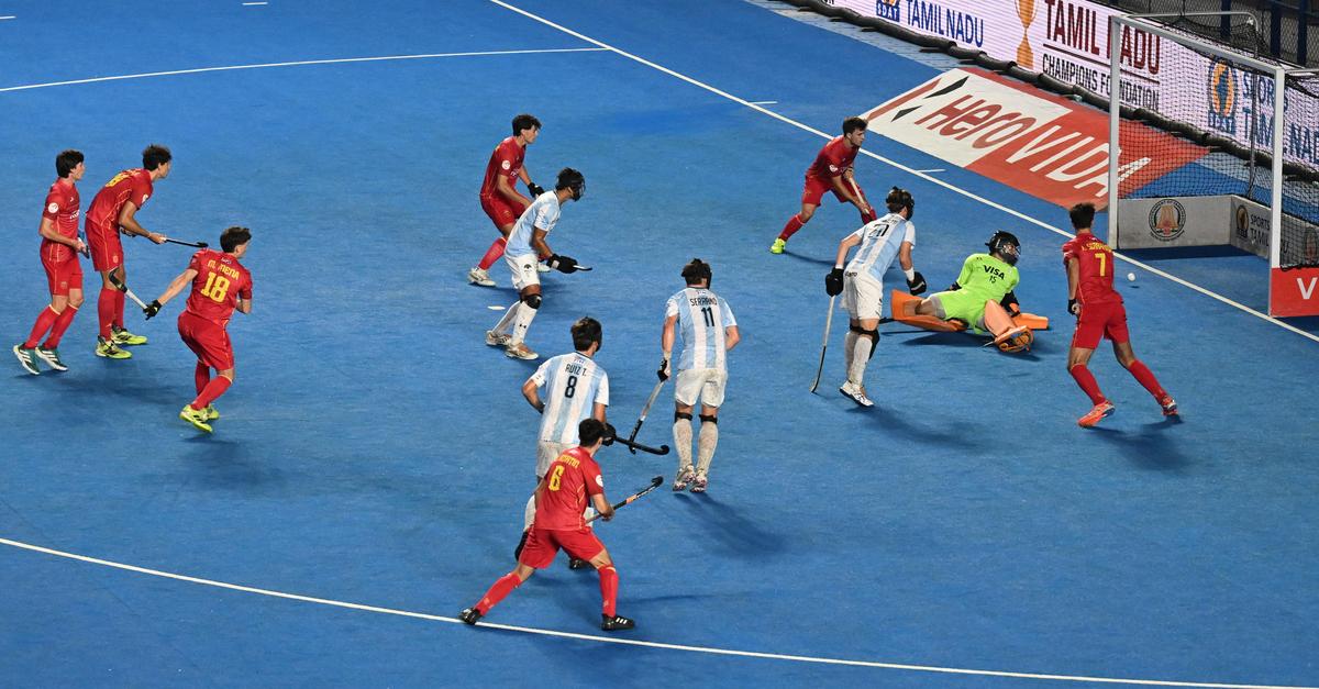 A Argentina perdeu por pouco para a Espanha por 1 a 2 na outra semifinal, com duas decisões polêmicas indo contra eles em momentos cruciais.