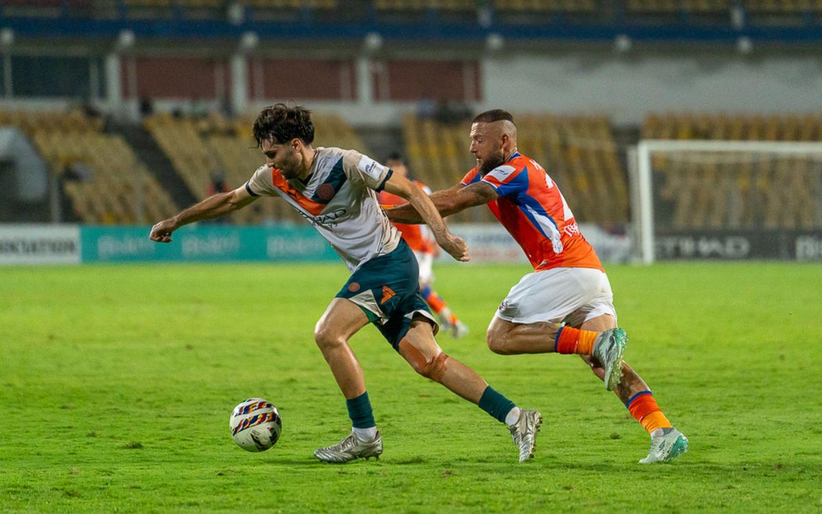 Mumbai City FC (vľavo) v akcii proti FC Goa, niečo vyše 16 hodín po pristátí v Goa v dôsledku krízy leteckých spoločností IndiGo.