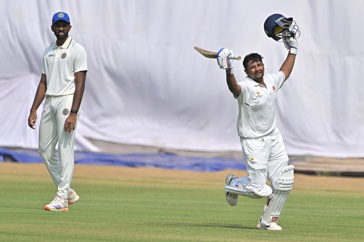 Sarfaraz Khan também estabeleceu uma parceria de 154 corridas para o sexto postigo com Suved Parker.