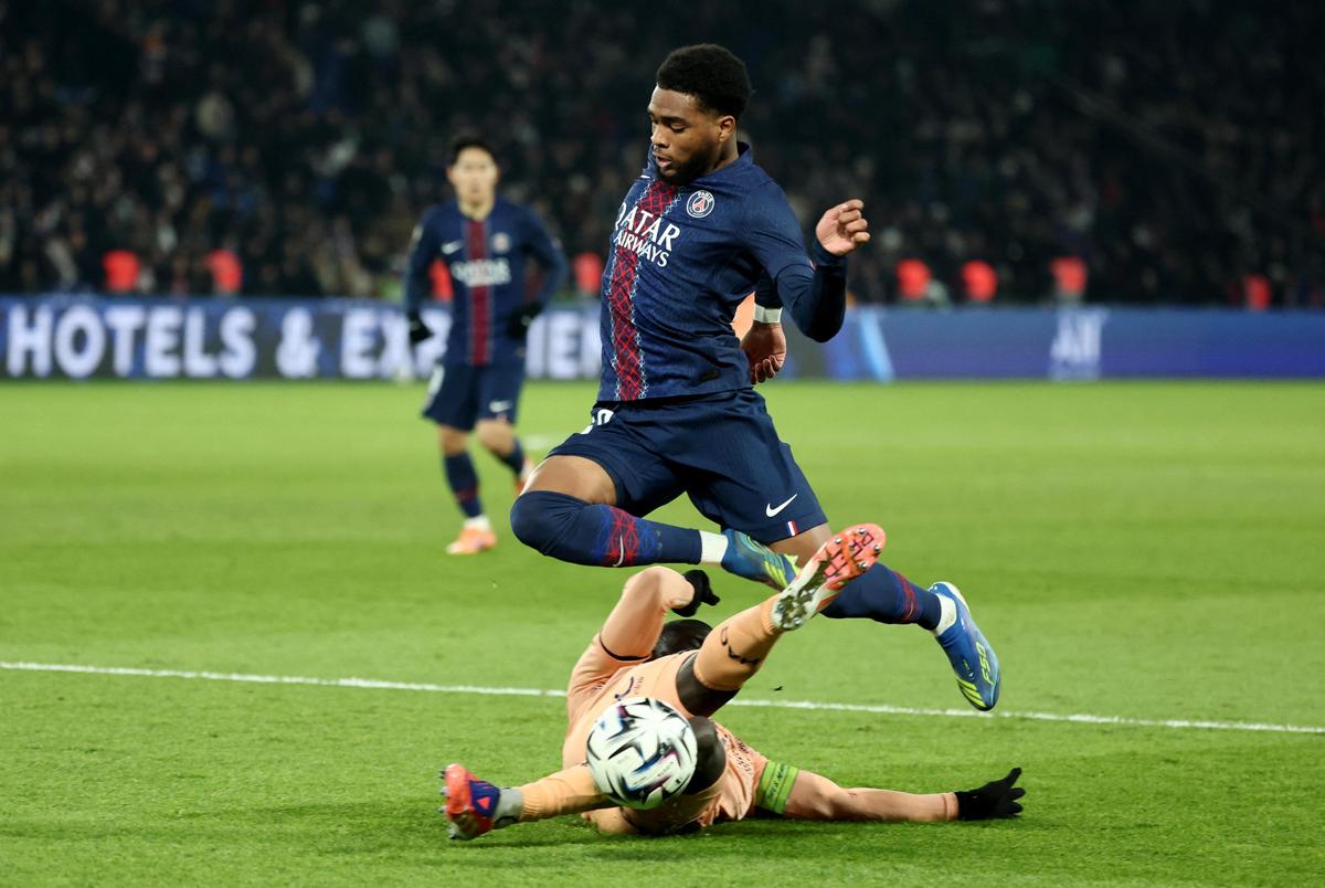 SÚBOROVÁ FOTO: Ibrahim Mbaye z Paris St Germain v akcii s Arounou Sangante z Le Havre AC.