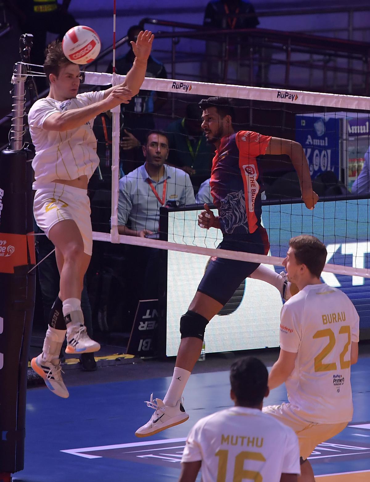 Max Senica (L) in action against Kolkata Thunderbolts in Prime Volleyball League.