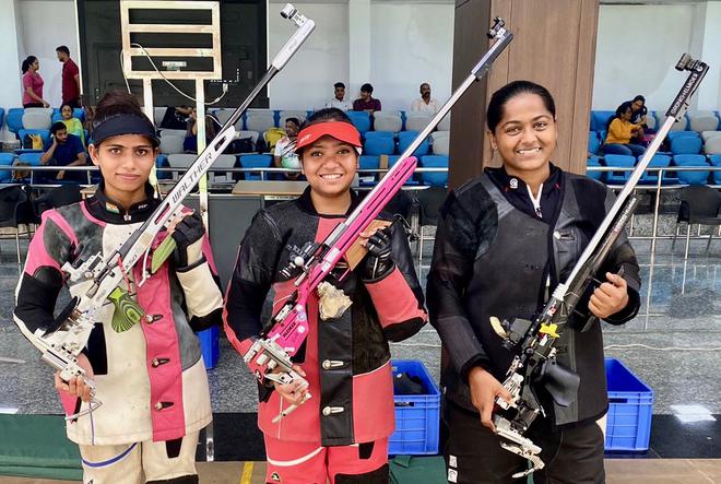 Priya, la championne Ayushi Podder et Lajja Gauswami, la meilleure du carabine féminin 3-position à Bhopal jeudi.
