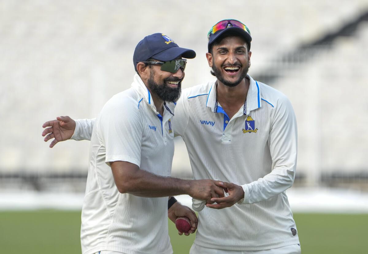 Mohammed Shami e Shahbaz Ahmed, do Bengala, comemoram após conquistar a vitória contra Gujarat no Troféu Ranji.