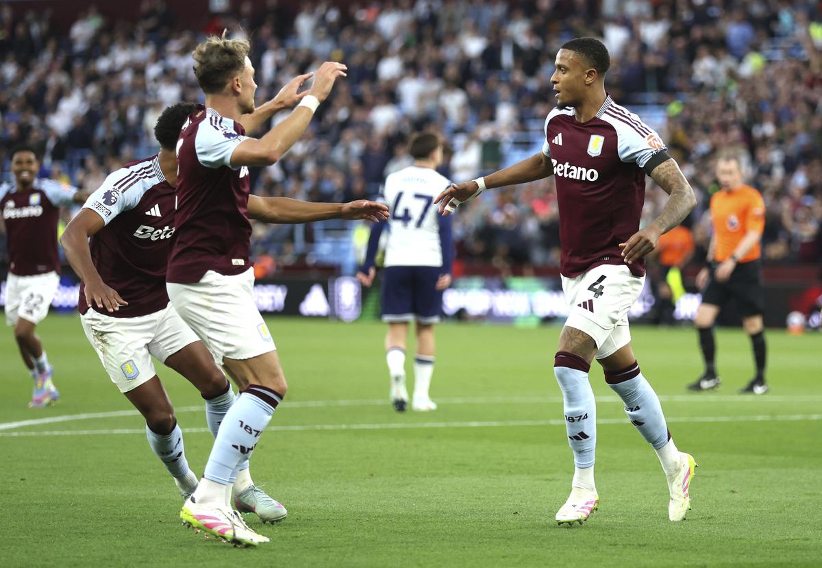 Aston Villa (vpravo) Ezri Konsa oslavuje v piatok svoj prvý gól svojho tímu počas víťazstva 2-0 nad Tottenham Hotspur v zápase Premier League vo Villa Parku v Birminghame.