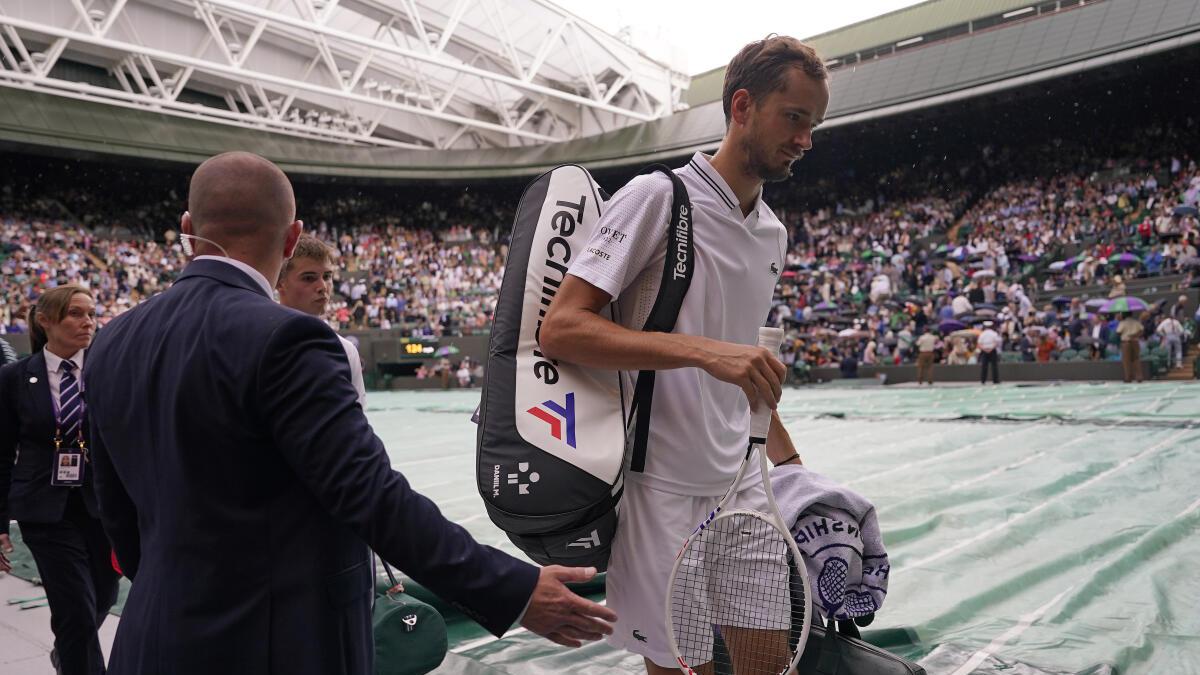 Wimbledon is finally dry after three days of rain; Wawrinka, Svitolina advance