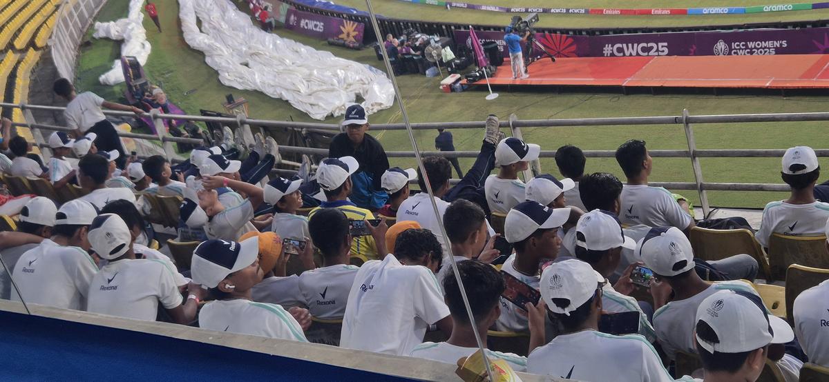 O século magistral de Laura Wolvaardt na semifinal contra a Inglaterra, em Guwahati, fez as crianças erguerem os olhos dos telefones e assistirem com admiração. O século magistral de Laura Wolvaardt na semifinal contra a Inglaterra, em Guwahati, fez as crianças erguerem os olhos dos telefones e assistirem com admiração.