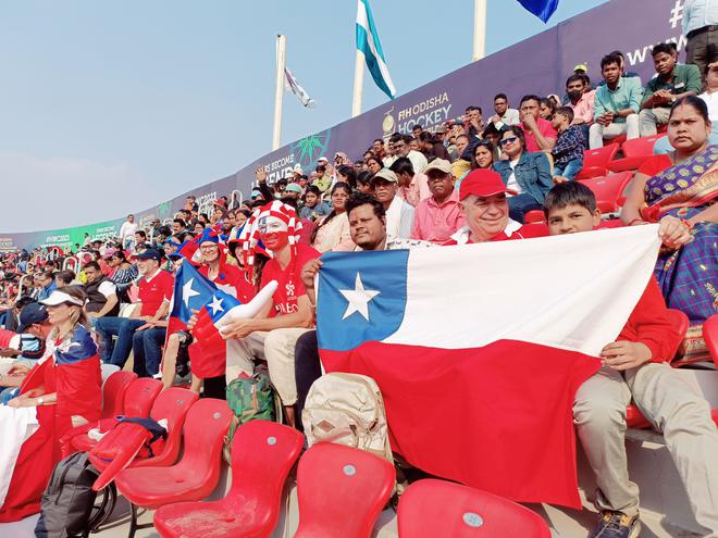 Los fanáticos chilenos posan para una foto durante el primer partido de la Copa Mundial de Hockey 2023 de su país contra Nueva Zelanda en el Estadio Internacional de Hockey Birsa Munda en Rourkela, Odisha el sábado.